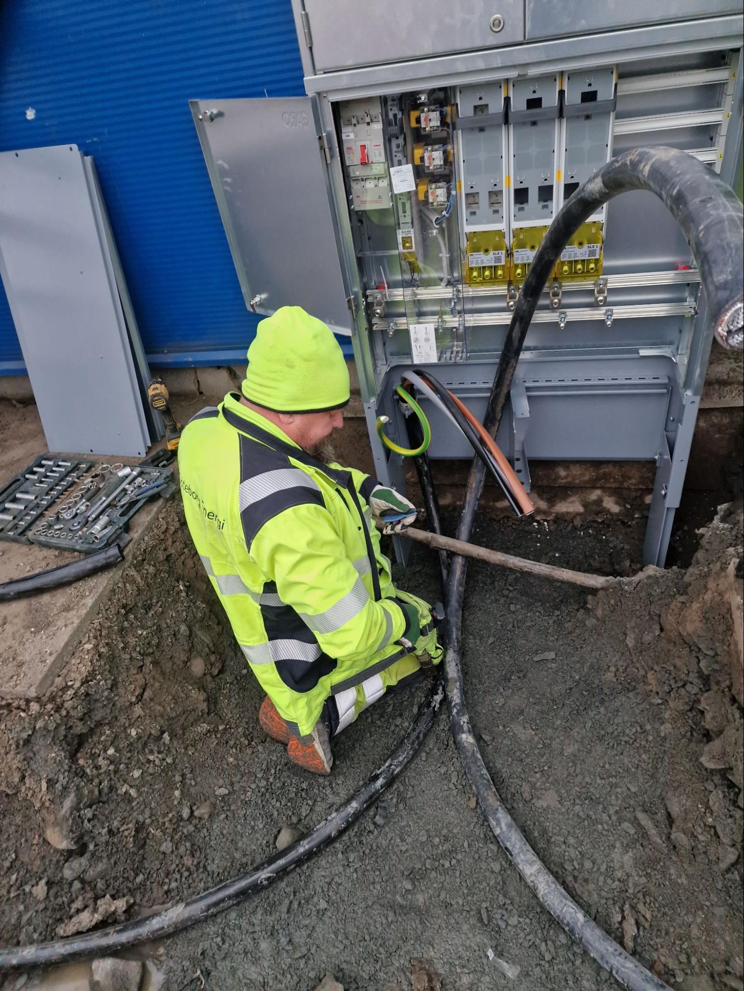Elektriker inspekterar elcentral
